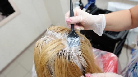 Ten odcień blondu podbija salony fryzjerskie. Dlaczego warto na niego postawić? 