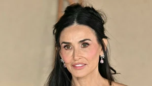 Przyciąga spojrzenia w kwiecistej sukni. Spojrzeli też na jej twarz