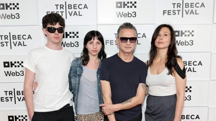 Stella Rose (druga z lewej) to córka Dave'a Gahana i Jennifer Sklias-Gahan. Pierwszy z lewej Miles Mullin