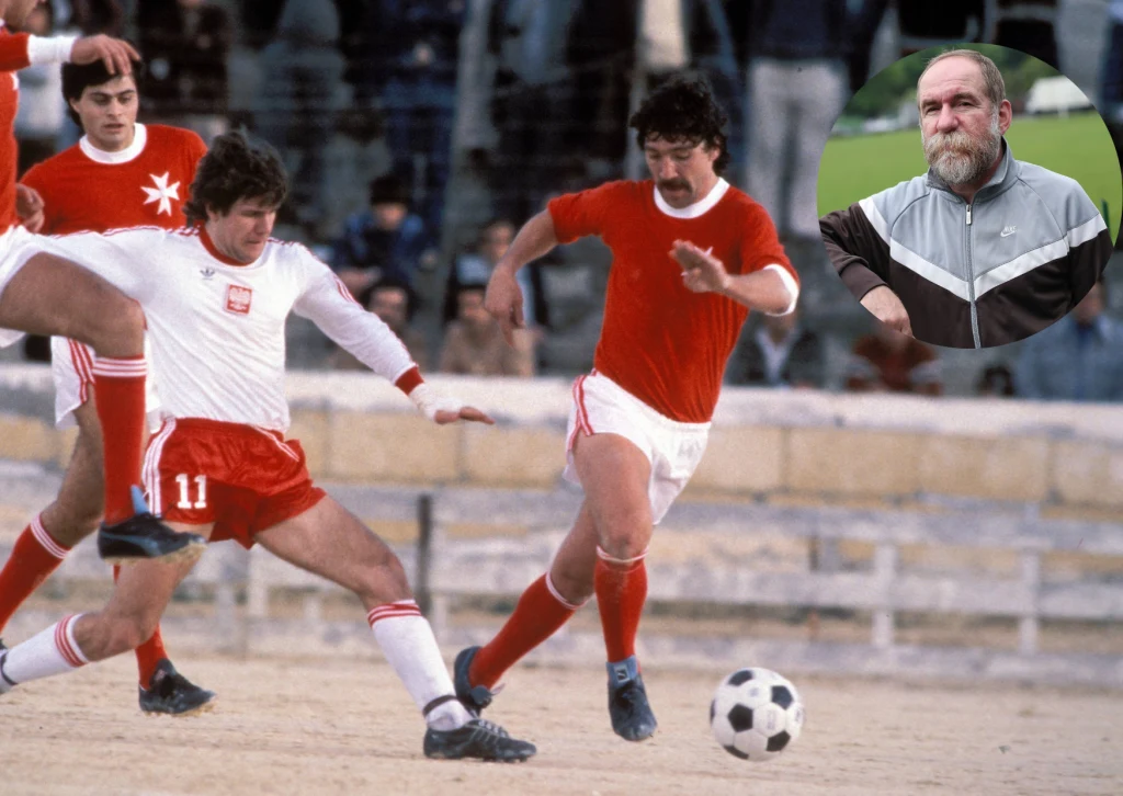 W 1980 roku Polska wygrała na Malcie 2:0. Mecz wspomina Leszek Lipka Dwóch piłkarzy drużyn narodowych walczy o piłkę podczas meczu piłki nożnej na stadionie, w tle widać kolegów z drużyny oraz trybuny, w rogu zdjęcia znajduje się portret starszego mężczyzny w sportowej kurtce.