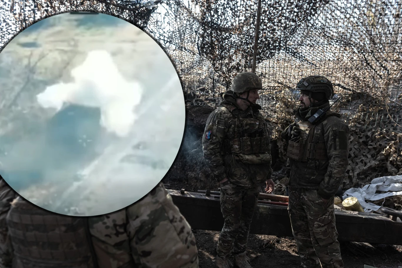 Ukraińcy znaleźli sposób na gęstą mgłę, która sprzyjała Rosjanom Dwóch żołnierzy w umundurowaniu wojskowym rozmawia w okopie osłoniętym siatką maskującą, obok znajduje się powiększone zdjęcie eksplozji w terenie.
