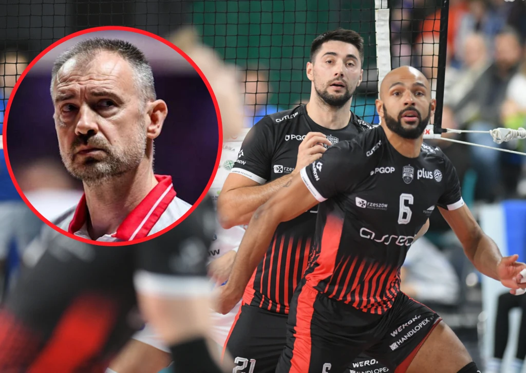 Dwóch siatkarzy w czarno-czerwonych strojach podczas meczu siatkówki, jeden z nich z wyciągniętymi rękami przygotowuje się do akcji. W lewym górnym rogu znajduje się okrągłe powiększenie ukazujące zbliżenie mężczyzny w czerwono-białej sportowej bluzie.