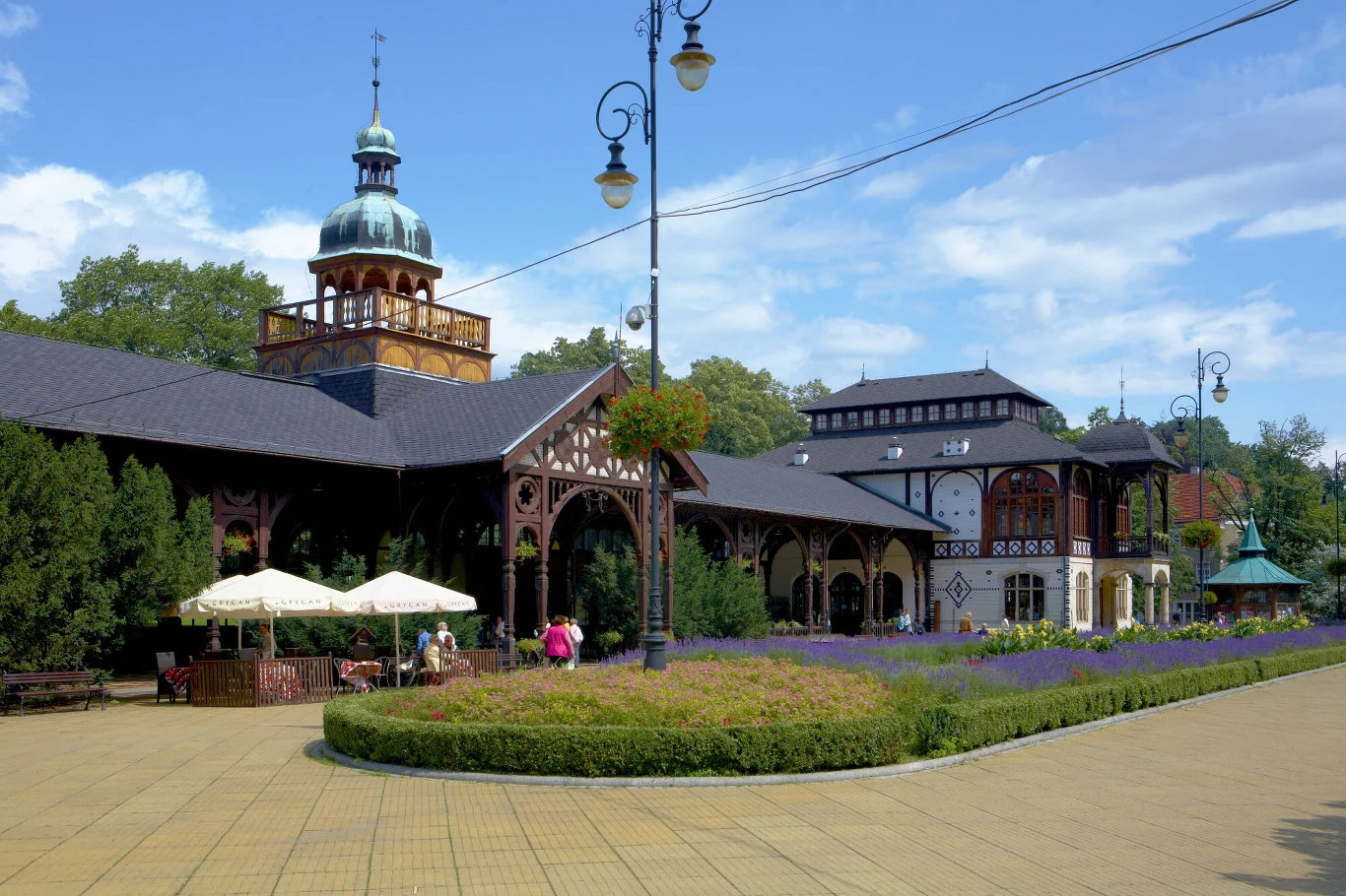 Wiele osób docenia również urok pijali wód mineralny w Szczawno-Zdroju. 