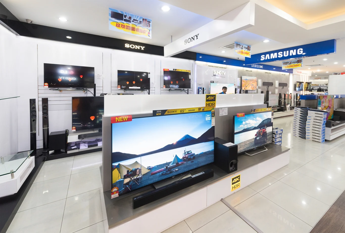 Nie każda promocja na Black Friday to okazja Salon RTV z dużym wyborem nowoczesnych telewizorów różnych marek, w tym Sony i Samsung, ustawionych na białych półkach oraz prezentujących kolorowe obrazy na ekranach. Jasne oświetlenie i przestronne wnętrze podkreślają komercyjny charakter miejsca.