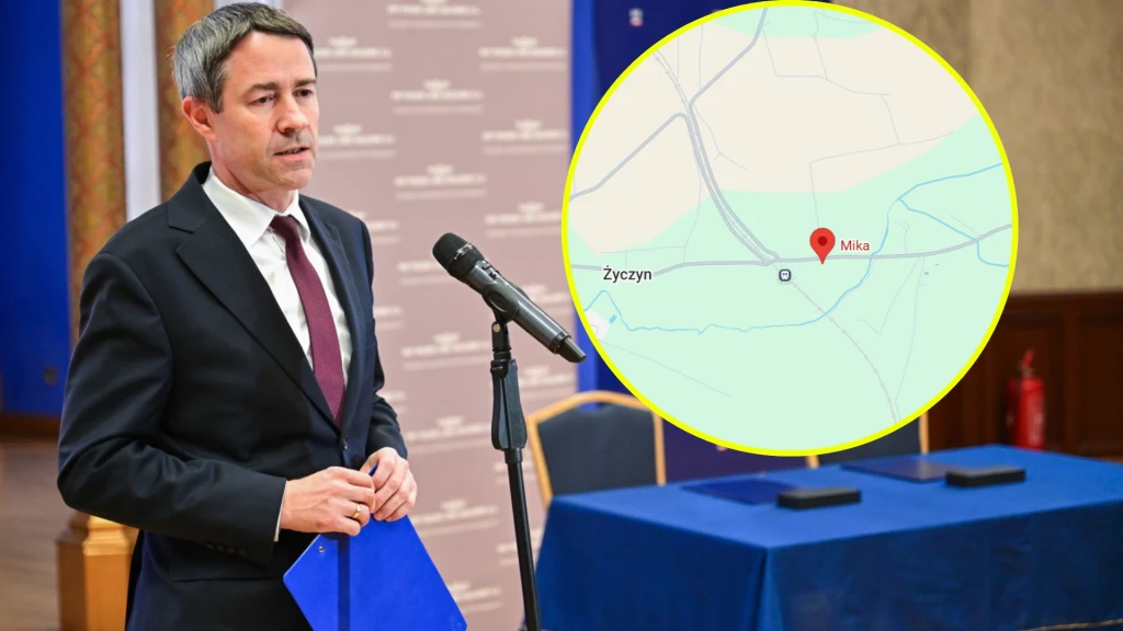"Kilka incydentów" na kolei. Prezes PKP PLK komentuje Mężczyzna w garniturze przemawia do mikrofonu na tle planszy informacyjnej, na stole przed nim leżą dokumenty, w rogu widoczna mapa z zaznaczoną miejscowością Mika w okolicach Życzyna.
