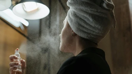 Mgiełka z gliceryną utrwala gotowy makijaż