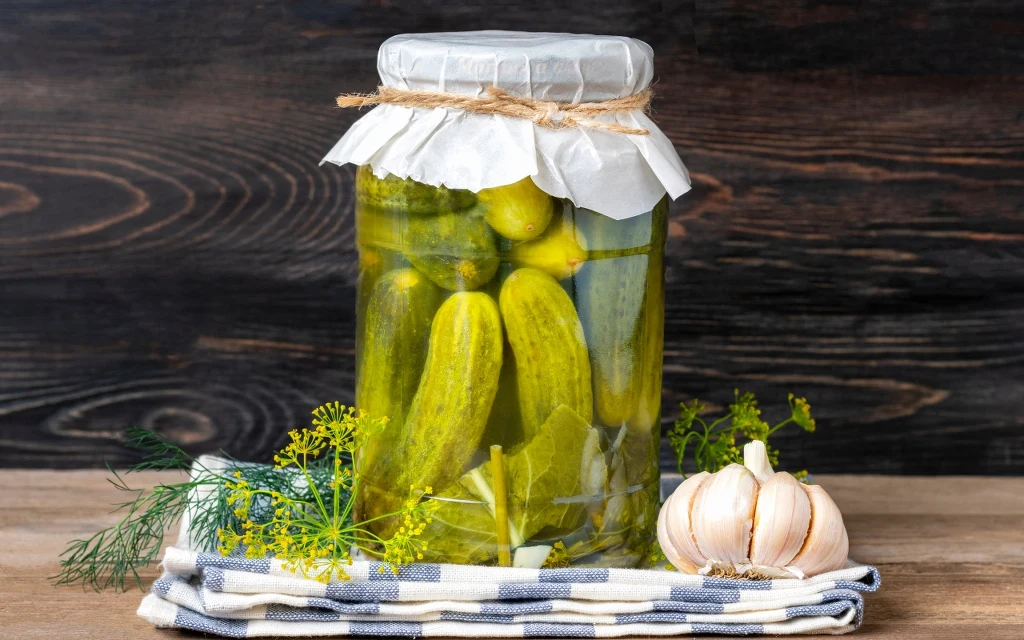 Przestań wylewać wodę z kiszonych ogórków. Jest cenniejsza, niż sądziła/eś