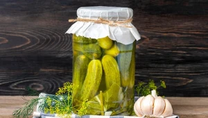 Przestań wylewać wodę z kiszonych ogórków. Jest cenniejsza, niż sądziła/eś