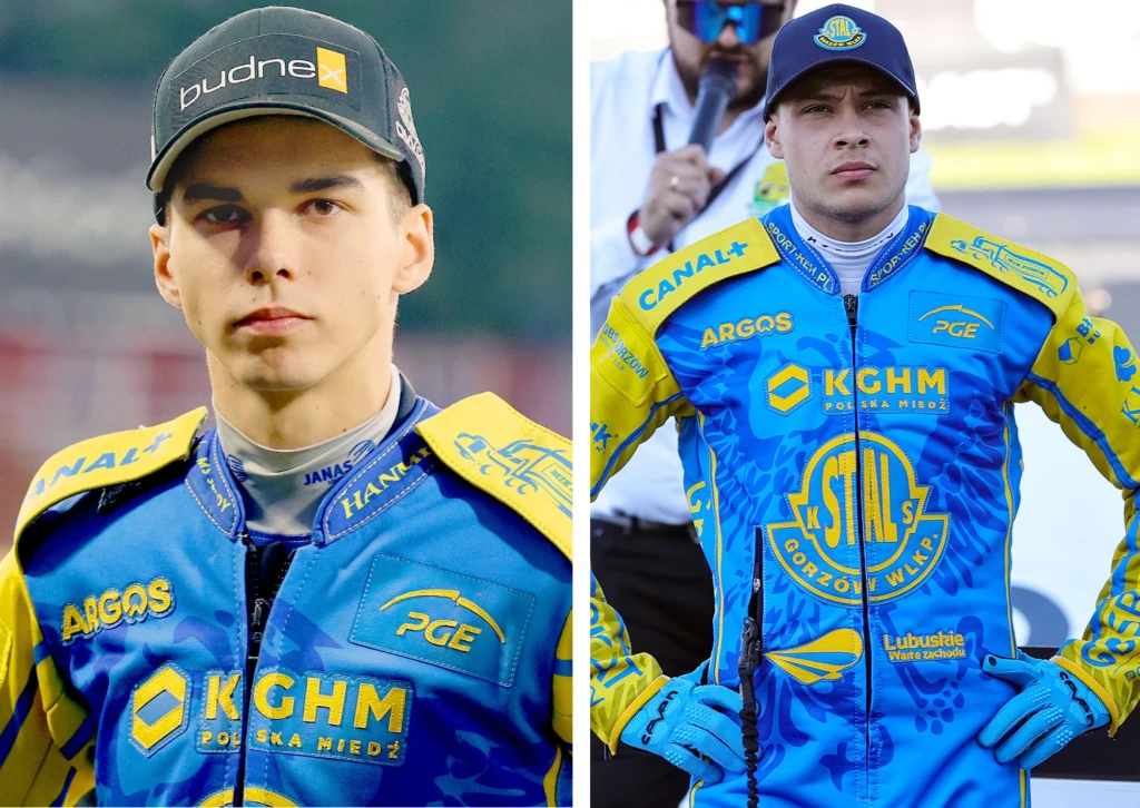 Dwóch młodych żużlowców w niebiesko-żółtych kombinezonach z licznymi logotypami sponsorów, stojących obok siebie, patrzących poważnie w stronę aparatu.