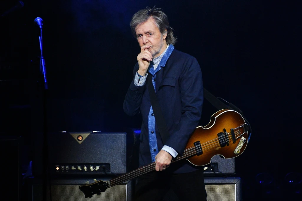 Paul McCartney wypuścił premierowy utwór Mężczyzna w średnim wieku stojący na ciemnym tle sceny trzyma gitarę basową i unosi rękę do twarzy, ubrany w granatowy garnitur oraz koszulę, z wyeksponowanymi wzmacniaczami w tle.