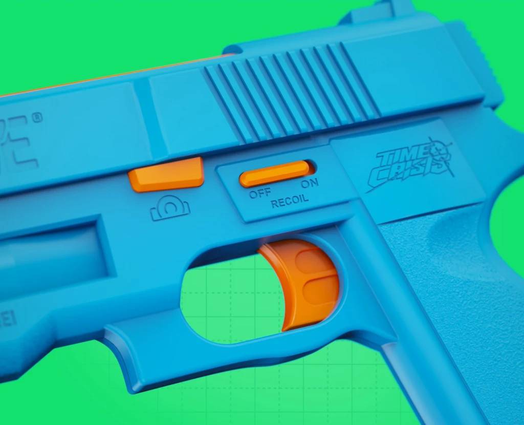 Niebieski plastikowy pistolet z pomarańczowymi elementami, przełącznikiem trybu oraz napisem Time Crisis na tle zielonego tła.