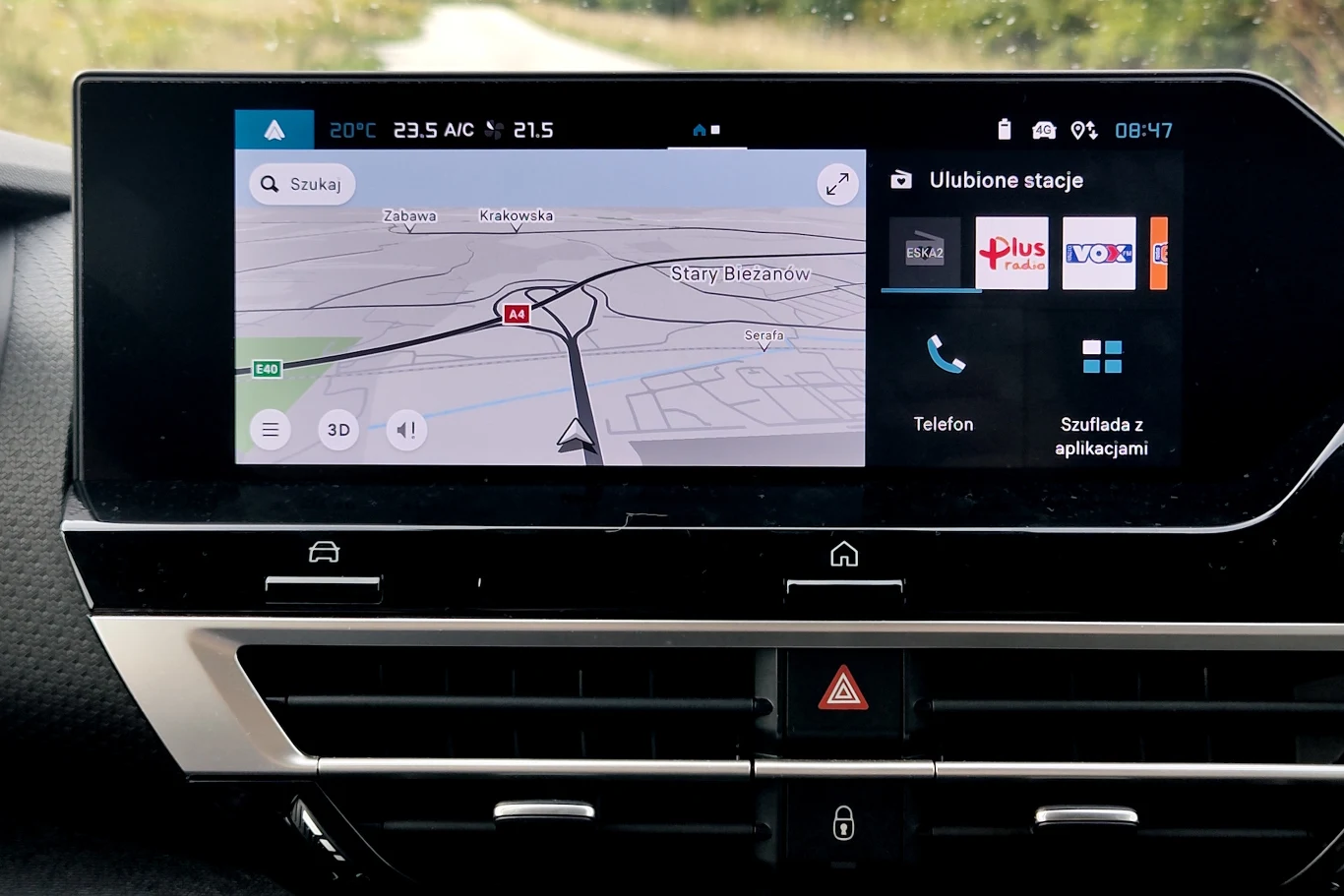 System pokładowy Citroena C4 jest intuicyjny i działa bez zacięć Panel multimedialny samochodu z włączoną nawigacją wyświetlającą mapę okolic Starego Bieżanowa oraz ikonami ulubionych aplikacji stacji radiowych i telefonu, widoczna też aktualna godzina oraz temperatura wewnętrzna i zewnętrzna.