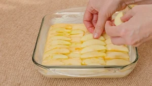 Biszkopt z jabłkami to najprostsze ciasto na andrzejki