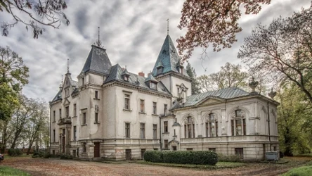 Piękny pałacyk ukryty jest w Wielkopolsce. Kto w nim mieszkał? 