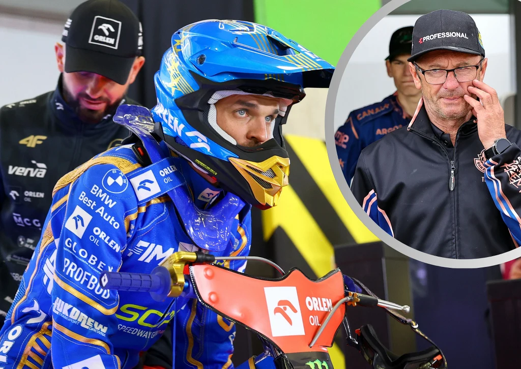 Zawodnik w niebiesko-żółtym kombinezonie motocyklowym siedzi na motocyklu żużlowym, skupiony na starcie, w tle osoby z obsługi technicznej. W prawym górnym rogu wstawka z portretem mężczyzny w czapce z daszkiem, obserwującego sytuację.