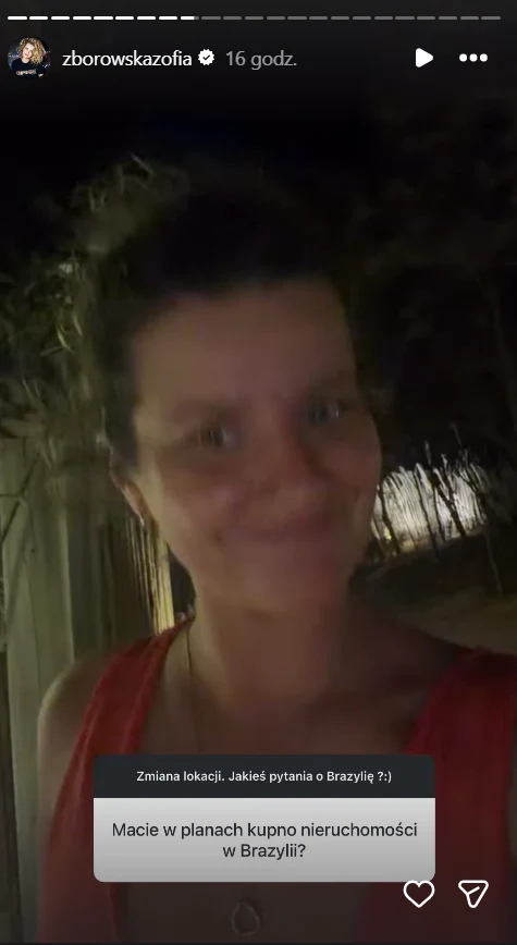 Zofia Zborowska potwierdziła, że planuje kupić nieruchomość w Brazylii Kobieta w czerwonym ubraniu stoi na tle rozmytego nocnego krajobrazu, w tle widoczne zarysy roślinności oraz płotu. Nad głową znajduje się podpis z pytaniem o plany zakupu nieruchomości w Brazylii.