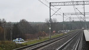 Zniszczony fragment torowiska na trasie Dęblin-Warszawa przy stacji kolejowej Mika