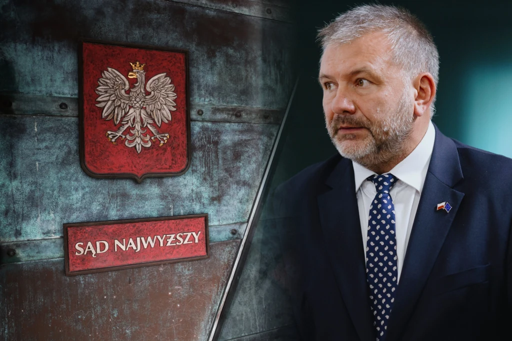 Sąd Najwyższy, podtrzymując decyzję Waldemara Żurka, zawiesił w czynnościach służbowych sędziego Jakuba Iwańca Mężczyzna w garniturze i krawacie z przypiętą biało-czerwoną flagą, obok metalowa tablica z wizerunkiem orła i napisem Sąd Najwyższy.