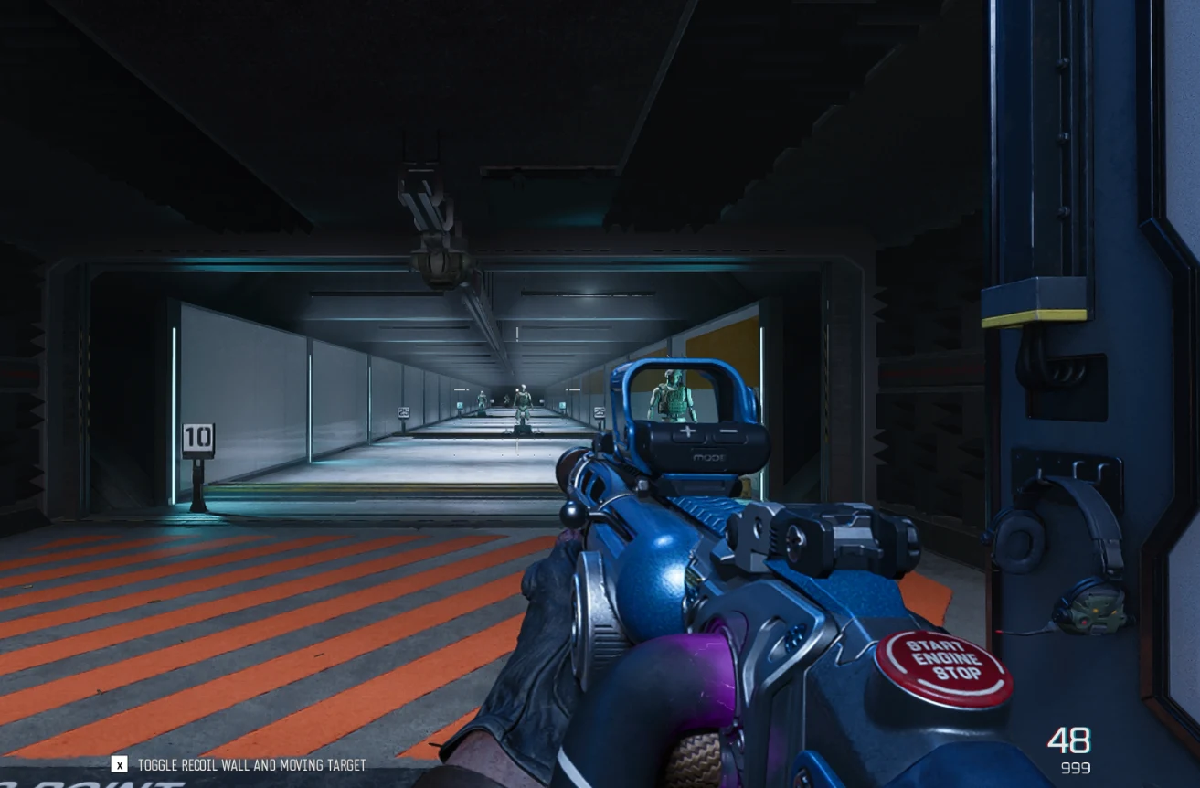 Widok z perspektywy pierwszoosobowej w grze komputerowej na nowoczesnej strzelnicy, skierowany na cel oznaczony numerem 10. W centrum znajduje się futurystycznie wyglądająca broń z celownikiem holograficznym, otoczenie oświetlone jest chłodnym światłem...