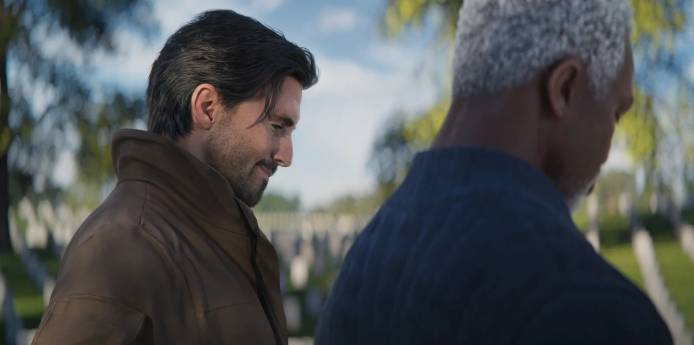 Dwóch mężczyzn spaceruje w słoneczny dzień pośród rzędów nagrobków w zielonym parku. Jeden z nich patrzy z lekkim uśmiechem w dół, drugi widoczny od tyłu z siwymi włosami. W tle rozmyte drzewa i jasne niebo.