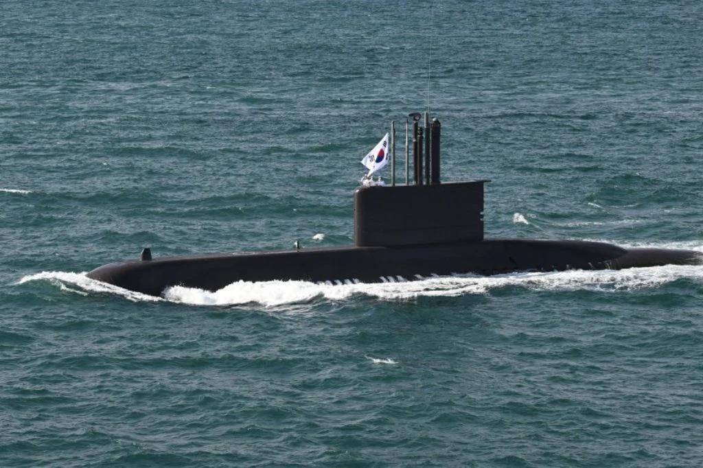 Północnokoreańskie media o "efekcie nuklearnego domina". Chodzi o umowę USA z Koreą Południową ws. okrętów, zdj. ilustracyjne Okręt podwodny wypływający na powierzchnię morza, na kiosku widoczna flaga Korei Południowej, a wokół rozciąga się spokojna powierzchnia wody.