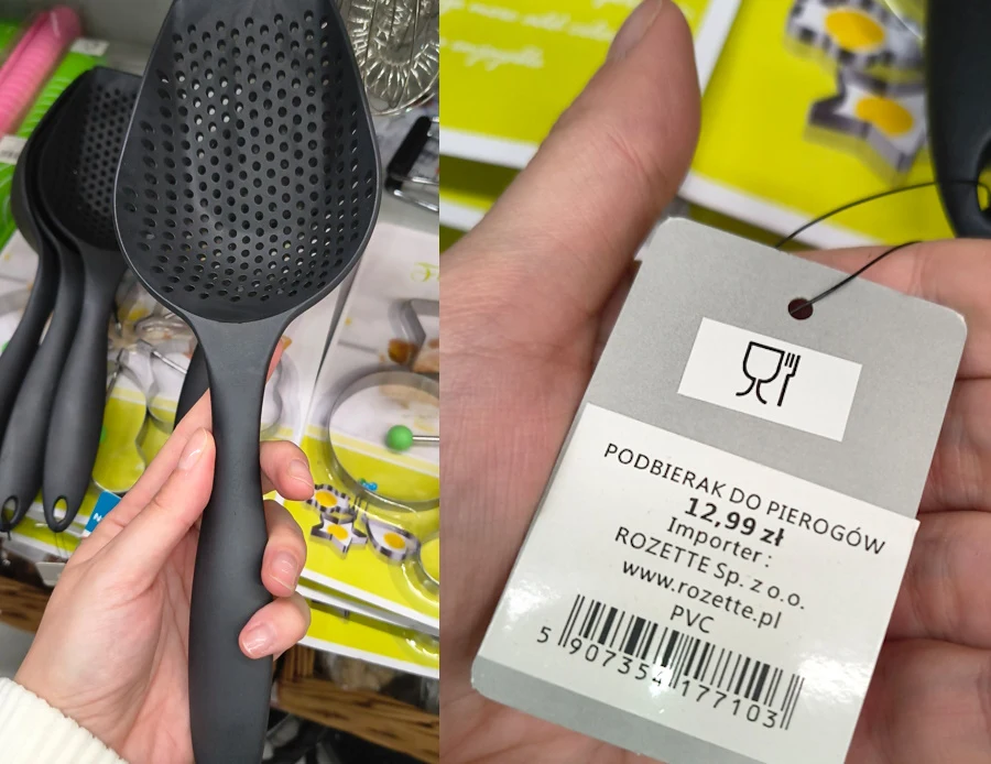 Czarna łyżka cedzakowa do pierogów trzymana w dłoni na tle innych przyborów kuchennych oraz etykieta z ceną i informacjami o produkcie.