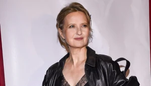 Stylizacja Izy Kuny z pokazu Macieja Zienia to strzał w dziesiątkę. Modna "slip dress" i czarne, matowe rajstopy dały efekt "wow!"