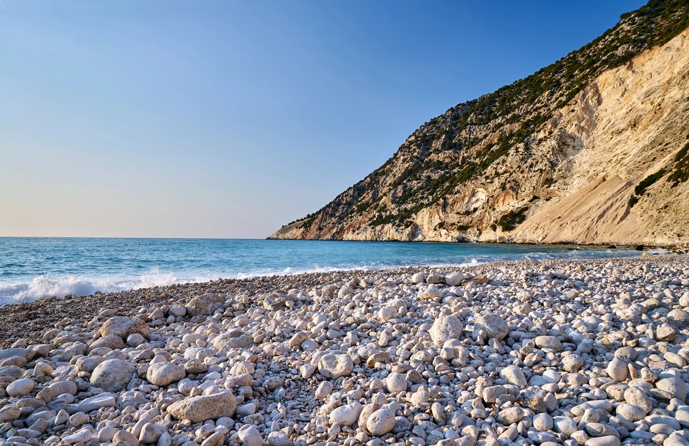 Plaże Kefaloni zachwycają intensywnie turkusową wodą oraz białymi kamykami