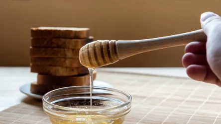 Naturalny miód to skarbnica zdrowia. Dzięki domowym trikom można rozpoznać, czy nie kupiliśmy miodu sztucznego. 