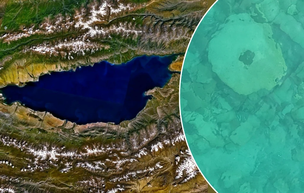 Obraz satelitarny dużego, ciemnoniebieskiego jeziora otoczonego górami z ośnieżonymi szczytami wraz z powiększonym widokiem części powierzchni wody, pokazującym podwodne struktury dna.