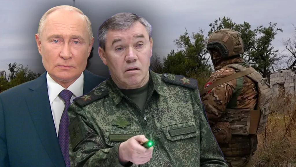 Dwie rozpoznawalne osoby w odzieży wojskowej i garniturze na pierwszym planie, w tle żołnierz w mundurze oraz zalesiony teren i fragment budynku.