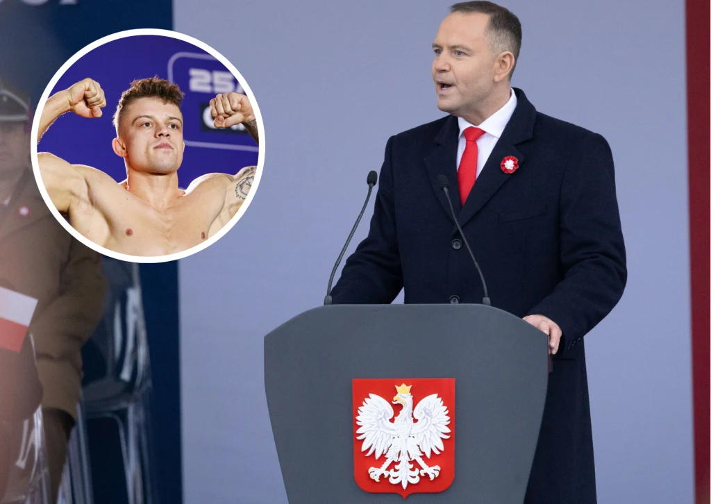 Mężczyzna w garniturze przemawia przy mównicy z godłem Polski, obok widoczna wstawka przedstawiająca umięśnionego młodego mężczyznę napinającego bicepsy.