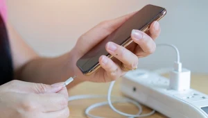 Trzy mity o ładowaniu telefonu. Wciąż w nie wierzymy