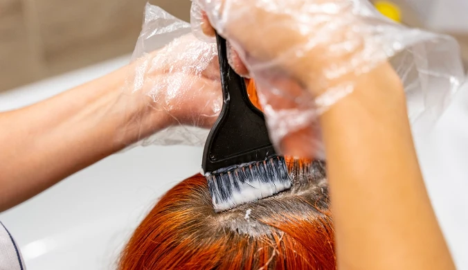 Kilka drobnych zmian w przygotowaniu i pielęgnacji włosów wystarczy, by kolor farby utrzymał się dłużej