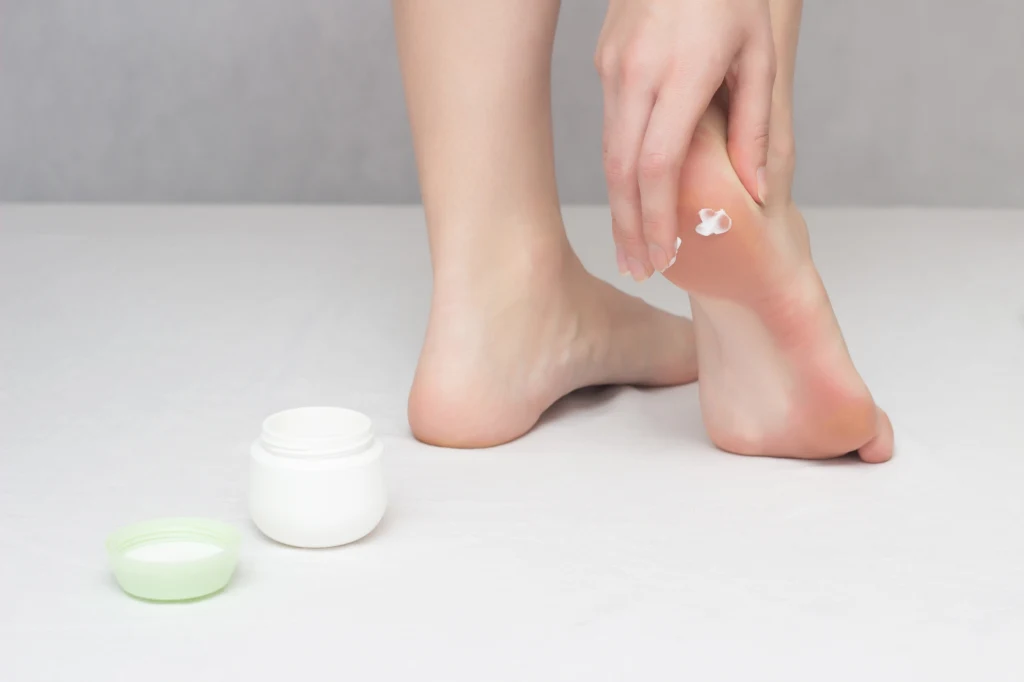 Ten prosty patent od podologa sprawi, że twoje stopy będą gładkie i dogłębnie nawilżone Ten prosty patent od podologa sprawi, że twoje stopy będą gładkie i dogłębnie nawilżone