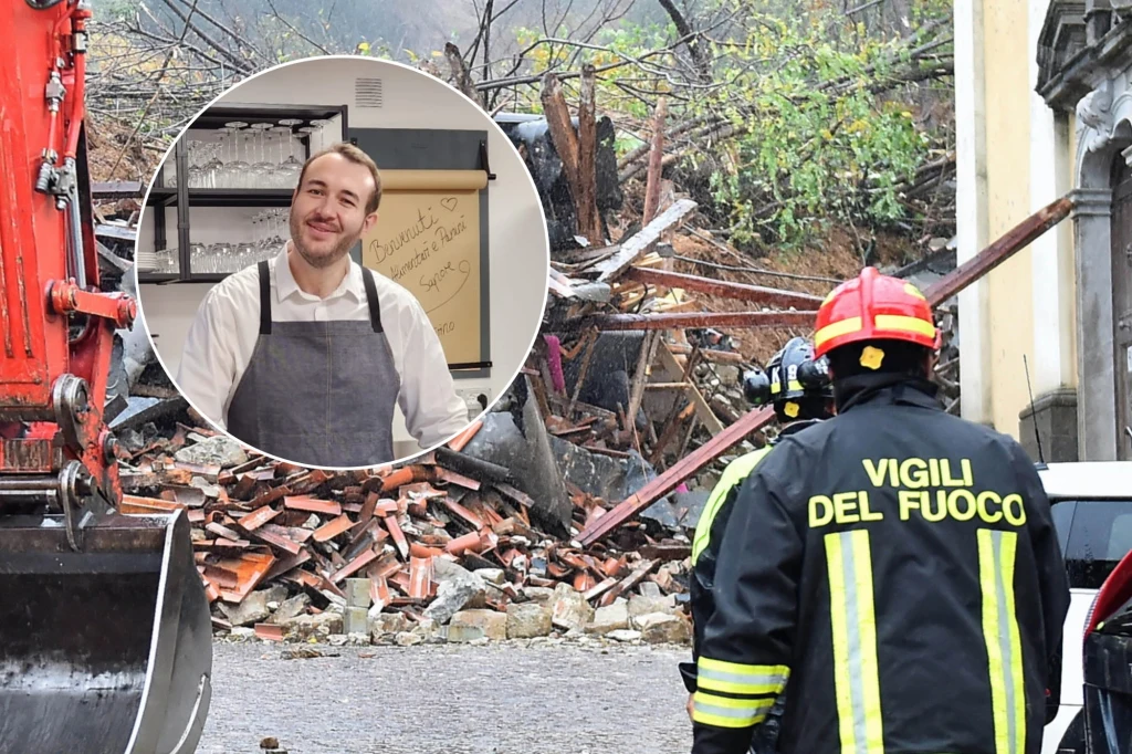 Zniszczony przez lawinę błotną dom w Brazzano di Cormons. W osuwisku odnaleziono ciała 83-letniej Guerriny Skocaj oraz próbującego ratować ją Quirina Kuhnerta Strażak w kurtce z napisem Vigili del Fuoco obserwuje miejsce zawalonego budynku, wokół leżą porozrzucane fragmenty drewna i cegieł, obok znajduje się ciężki sprzęt ratunkowy. W okręgu widnieje portret mężczyzny w fartuchu, stojącego na tle wnętrza lok...