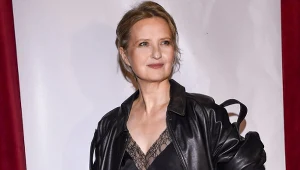 Stylizacja Izy Kuny z pokazu Macieja Zienia to strzał w dziesiątkę. Modna "slip dress" i czarne, matowe rajstopy dały efekt "wow!"