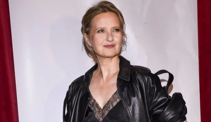 Stylizacja Izy Kuny z pokazu Macieja Zienia to strzał w dziesiątkę. Modna "slip dress" i czarne, matowe rajstopy dały efekt "wow!"