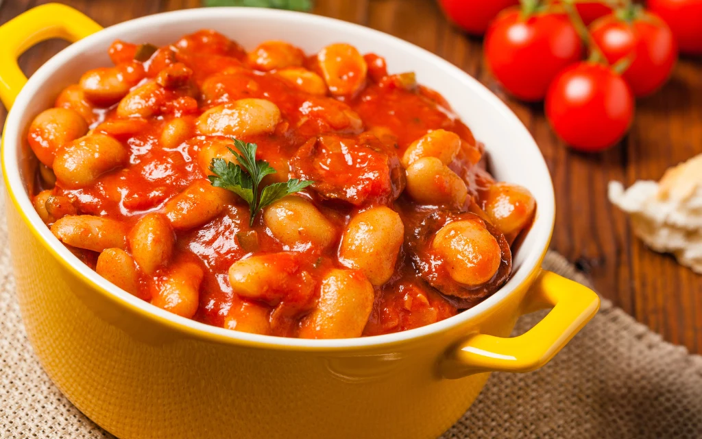 Najzdrowsze jednogarnkowe danie PRL. Fasolka po bretońsku działa jak miotełka dla jelit, dba o młody wygląd i może być dobra na diecie