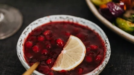 Świeża żurawina świetnie sprawdza się jako mus do owsianki lub jogurtu