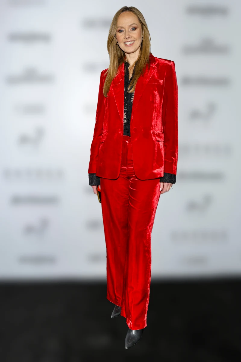 Milena Rostkowska-Galant w pięknym welurowym garniturze w odcieniu intensywnej czerwieni