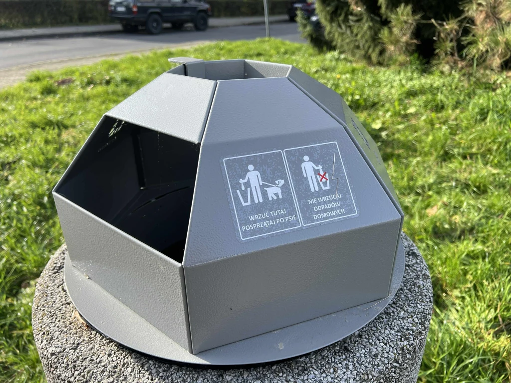 W Krakowie montowane są specjalne nakładki na śmietniki. O co chodzi? W Krakowie montowane są specjalne nakładki na śmietniki. O co chodzi?