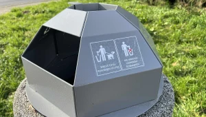 Na śmietnikach zamontowali specjalne, metalowe nakładki. O co chodzi?