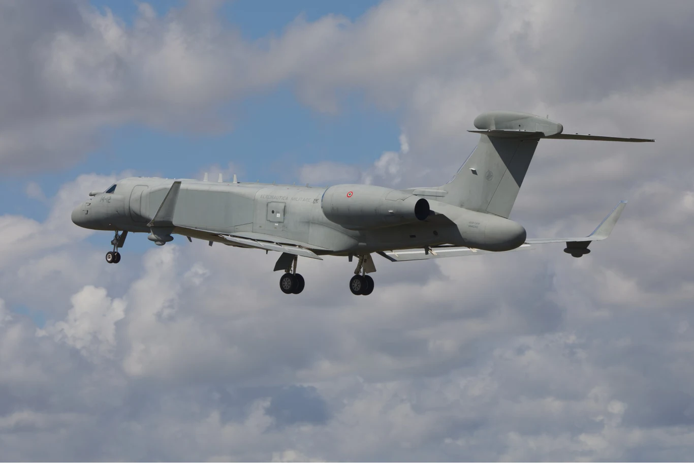 Włoski G550 CAEW przyleciał do Polski. Mógł szpiegować Rosjan Wojskowy samolot obserwacyjny w trakcie lotu przeciwko tłu pochmurnego nieba, z widocznymi charakterystycznymi elementami wyposażenia na kadłubie i skrzydłach.