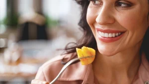 Wystarczą 2 plasterki dziennie. Skóra będzie gładka, a proces starzenia się spowolni