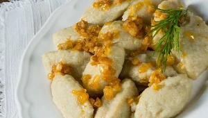 Szare kluski można polać skwarkami lub podsmażoną na złoto cebulką