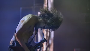 "Między zmrokiem a świtem". Legenda polskiego black metalu debiutuje solo