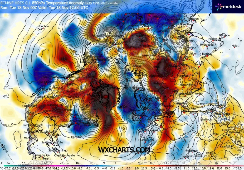 Kolorowa mapa anomalii temperatury w atmosferze na poziomie 850 hPa, z wyraźnymi obszarami ociepleń i ochłodzeń nad Europą, Azją, Ameryką oraz Arktyką, prezentująca odchylenia od średniej temperatury w różnych regionach na tle geograficznym półkuli pół...