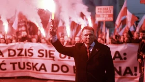 Sławomir Mentzen z odpaloną racą podczas Marszu Niepodległości