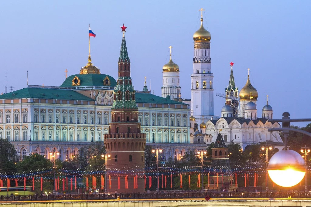 Akty dywersji w Polsce. Kreml zareagował po słowach Tuska Kompleks budynków Kremla w Moskwie z charakterystycznymi wieżami, złotymi kopułami cerkwi i rosyjską flagą powiewającą na jednej z budowli, oświetlony wieczorem, na pierwszym planie widoczna dekoracyjna iluminacja.